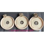 2025 Fabrication de trois chevalières or jaune 18 carats, (…)